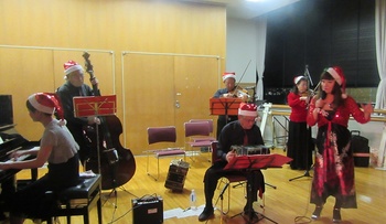 クリスマスミロンガ　楽団とユリさん.jpg